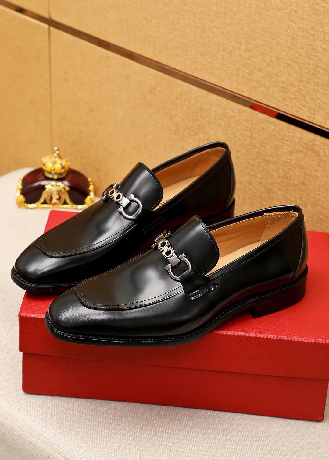 Men's shoes 💰460 💐 Product trademark: Ferragamo "Ferragamo" casual leather shoes Regular size: 38-44 (45🉑️customized) Product materials: Selected imported first-layer open-edge beaded calfskin upper + luxury hardware buckle, imported water-dyed cowhide leather lining. Strong three-dimensional visual effect, original combination outsole Color: 2⃣️colors available